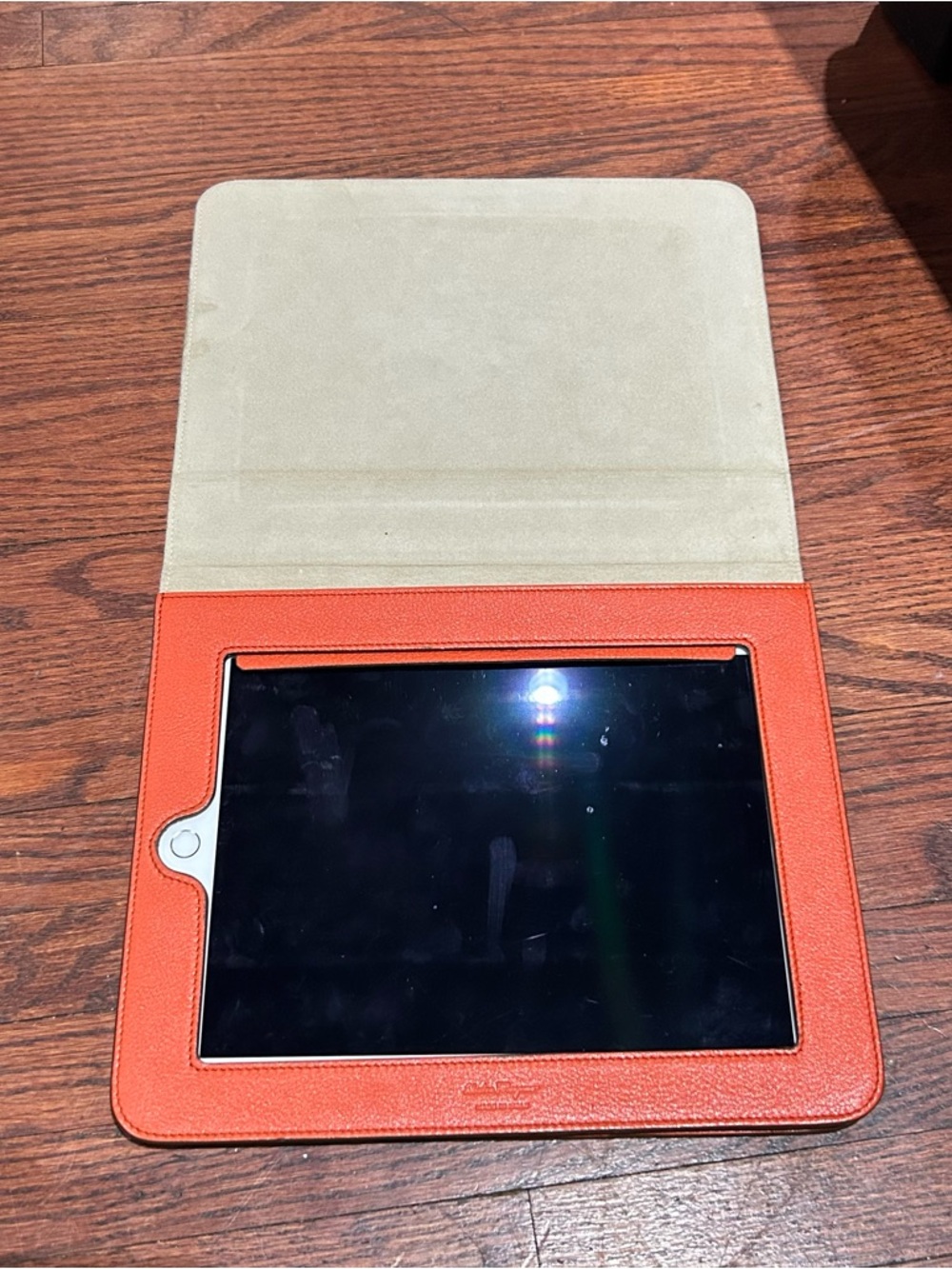 Salvatore Ferragamo Orange Leather iPad case
Serial number KD-22B420 - Picture 3 of 9